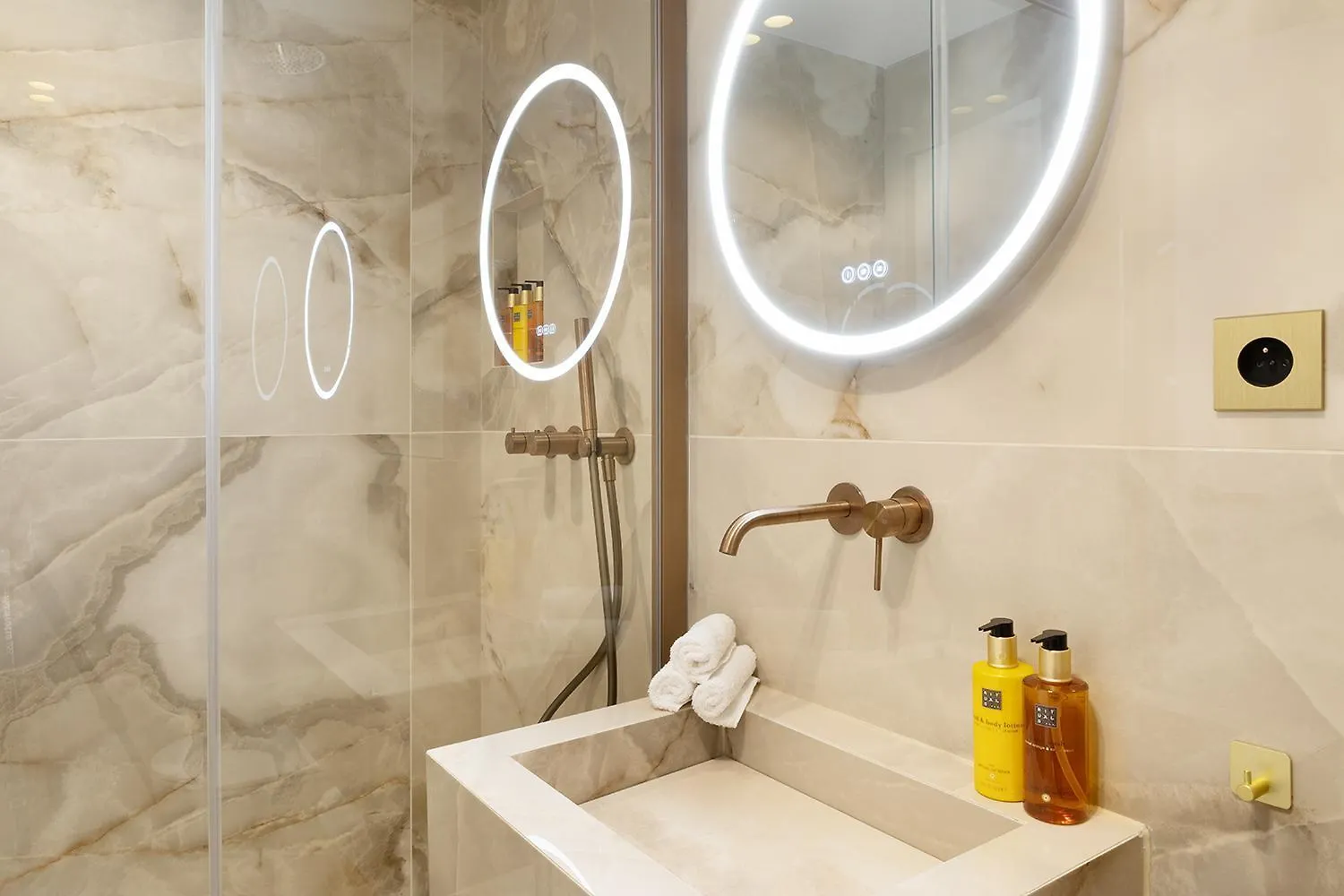 Apartment Pick A Flat's With Services In Opera *