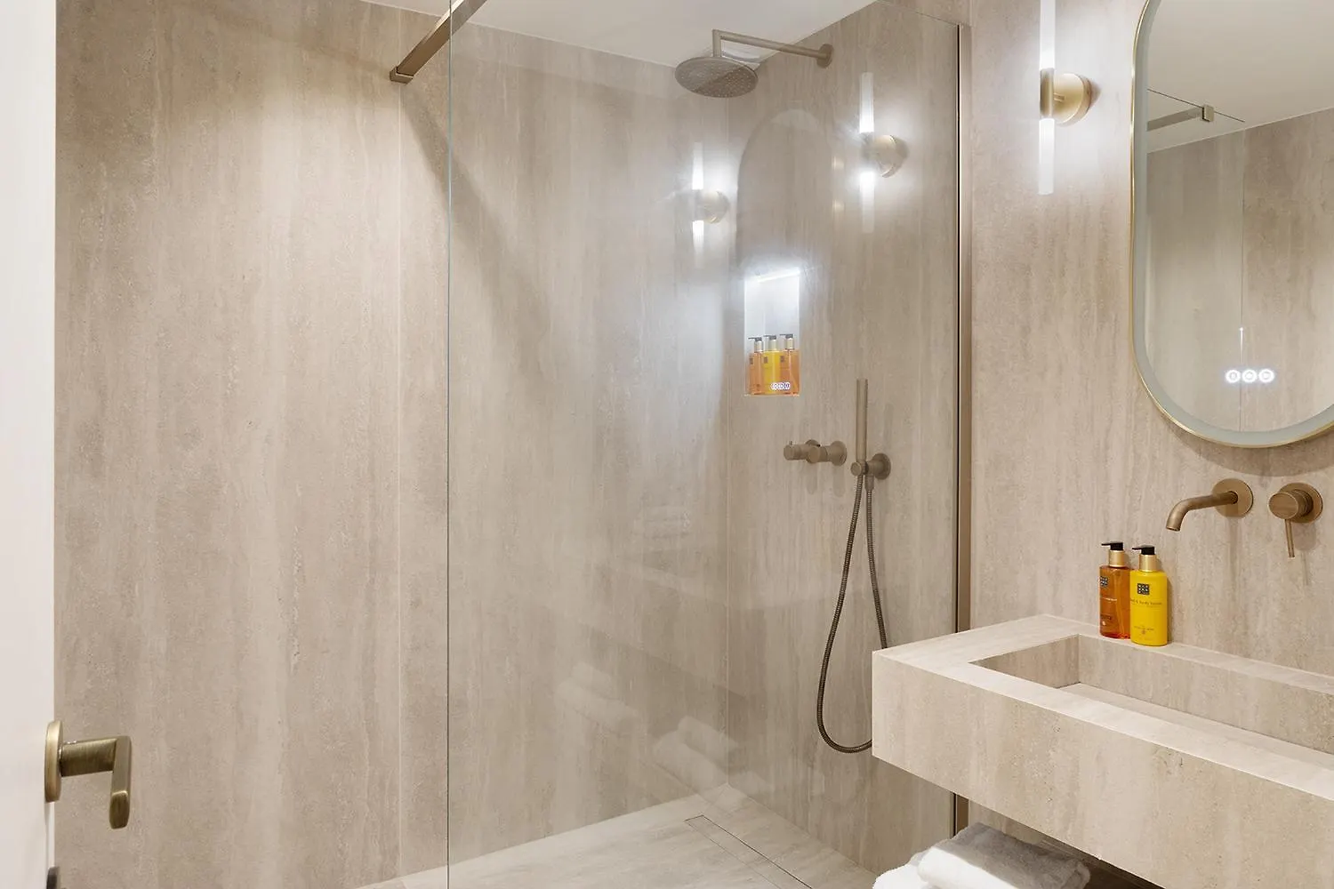 Pick A Flat's With Services In Opera Apartment *